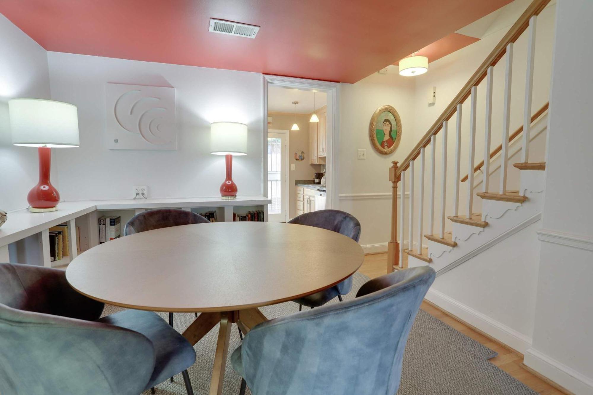 Sojourn Only 8 Blocks To Capitol And Private Patios Сasa de vacaciones Washington